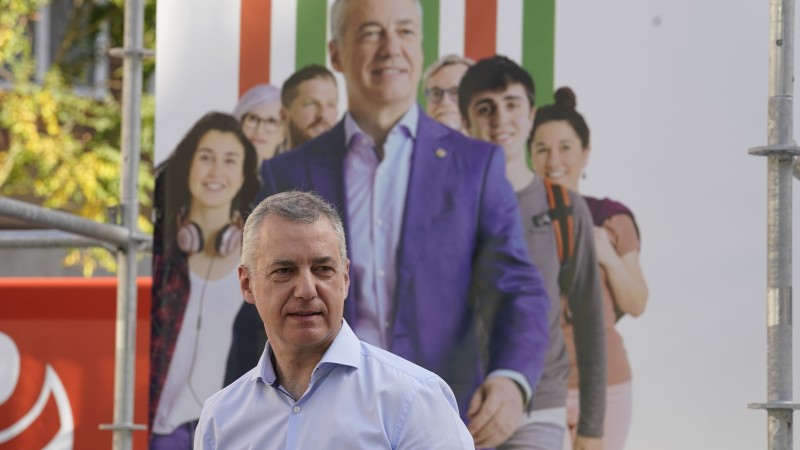 Mitina Laudio. Estibaliz Larrauri, Iñigo Urkullu, Andoni Ortuzar.