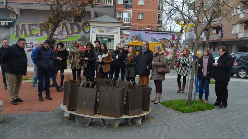 Araba Buru Batzarra Zaramaga auzoan ibili da 1976ko martxoaren 3ko gertakizunen tokiak bisitatuz