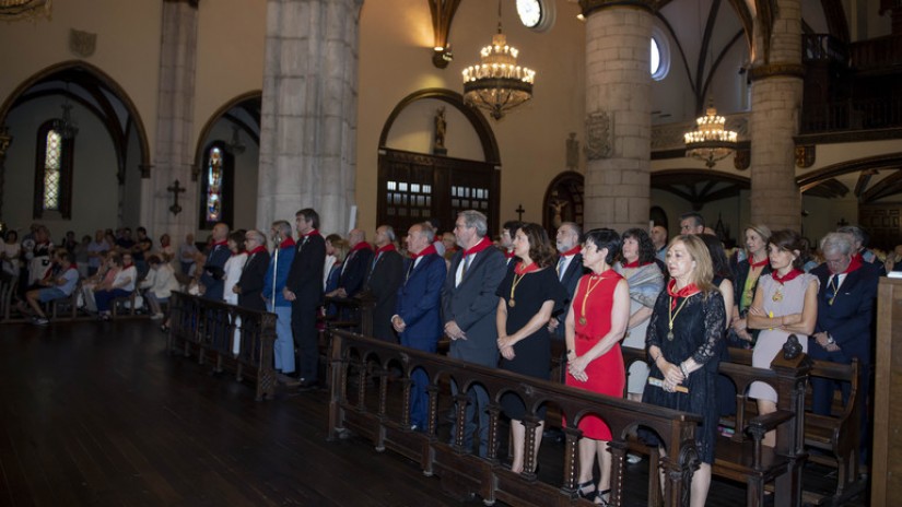 Artolazabal eta Beltran de Heredia, Nesken eta Blusen Koadrilek Andre Maria Zuriari egin dioten lore eskaintzan