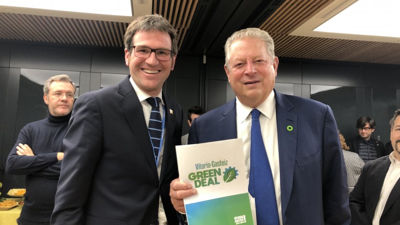 El alcalde Gorka Urtaran comparte con Al Gore el ´Vitoria-Gasteiz Green Deal´