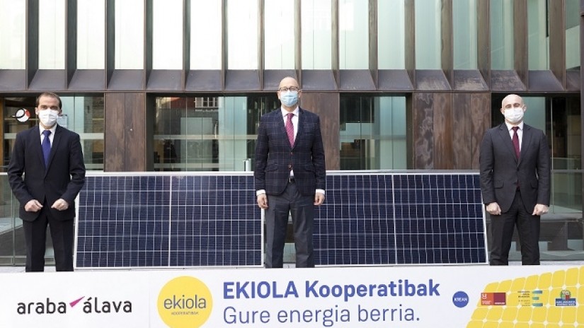 Arabak eguzki-energia sortzeko herritarren kooperatibak ezartzea bultzatuko du Kuadrilla guztietan