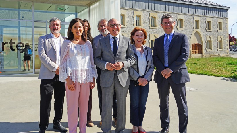 Beatriz Artolazabalek eta Ramiro Gonzálezek proiektua aurkeztu dute Gamarra eta Betoño berrikuntza barruti berri bihurtzeko