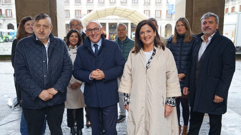 Beatriz Artolazabalek eta Ramiro Gonzálezek pertsonei bizitza erraztuko dien administrazio hurbil eta arin bat bultzatzeko konpromisoa hartu dute