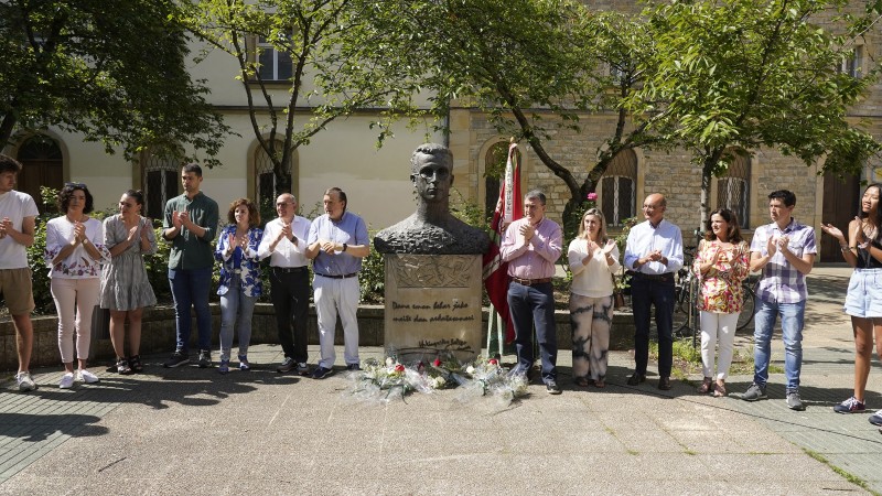 Homenaje a Estepan Urkiaga ‘Lauaxeta‘ en el 86 aniversario de su fusilamiento  Homenaje a Estepan Urkiaga ‘Lauaxeta‘ en el 86 aniversario de su fusilamiento