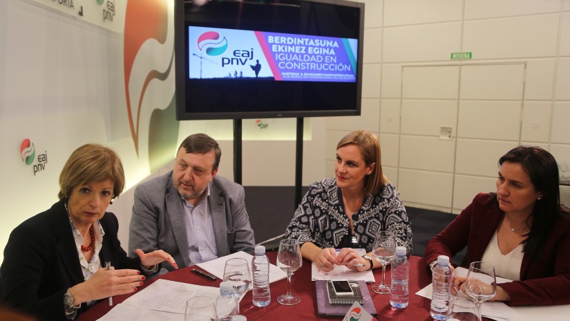 SUSO MANIFIESTA EL COMPROMISO DE EAJ-PNV DE ALAVA EN LA CONSECUCIÓN DE UNA IGUALDAD EFECTIVA, REAL Y NORMALIZADA ENTRE HOMBRES Y MUJERES SUSO MANIFIESTA EL COMPROMISO DE EAJ-PNV DE ALAVA EN LA CONSECUCIÓN DE UNA IGUALDAD EFECTIVA, REAL Y NORMALIZADA ENTRE HOMBRES Y MUJERES