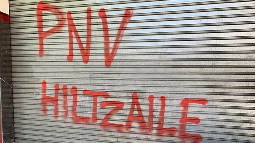 El ABB denuncia y condena el ataque con pintadas al batzoki de Lakua en Vitoria-Gasteiz El ABB denuncia y condena el ataque con pintadas al batzoki de Lakua en Vitoria-Gasteiz